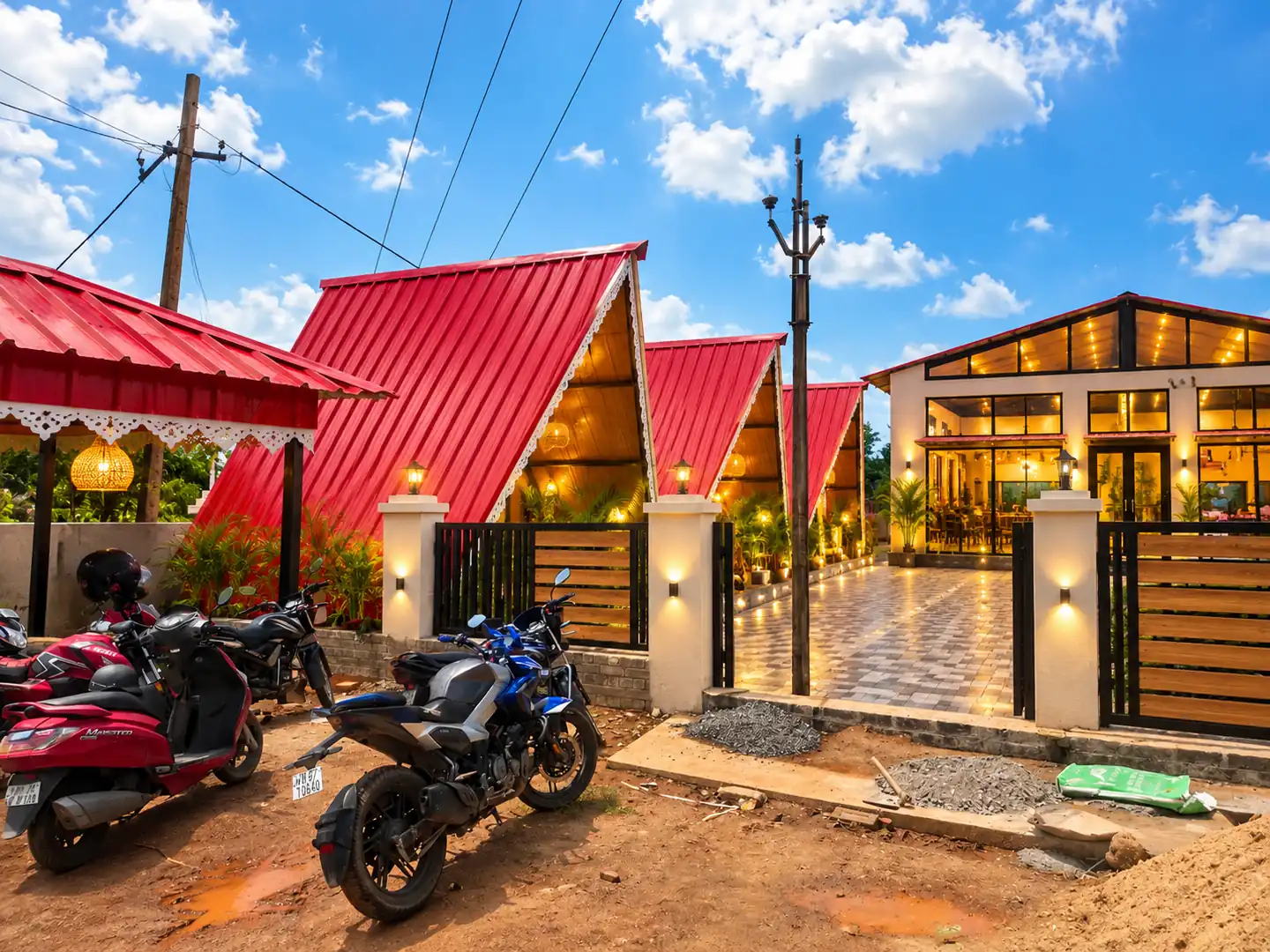 Paddock Courtyard with Machines
